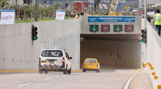 Además tiene señal de límite de velocidad, barreras para el control de acceso y un sistema contra incendios, que cuenta con dos conexiones para los bomberos, una red de tuberías con abastecimiento de agua a 13 gabinetes con manguera y extintores instalado
