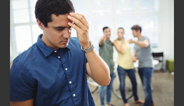 FOTO 8 | 8. Chismear
No. No te estoy invitando a que juntes a tus compañeros de oficina para hablar mal de otra persona. No obstante, una investigación sugiere que chismear puede ayudar a las personas a sentirse mejor.

Una investigación encontró que cuando los participantes de un estudio científico atrapaban a sus compañeros haciendo trampa en un juego de confianza, su ritmo cardíaco aumentaba considerablemente. Pero los expertos dieron a los participantes la opción de enviar a otras personas que participaban en el juego (que eran realmente cómplices en el experimento) notas sobre cómo se jugaba, y aproximadamente la mitad optaron por escribir notas que transmitían información sobre cómo evitar ser víctimas de los tramposos.

Los investigadores llaman a este tipo de transmisión de información "chismes pro-sociales". Después de que los remitentes de notas mandaran chismes pro-sociales, dijeron sentirse mejor y que su ritmo cardíaco disminuyó.
(Foto: Freepik)