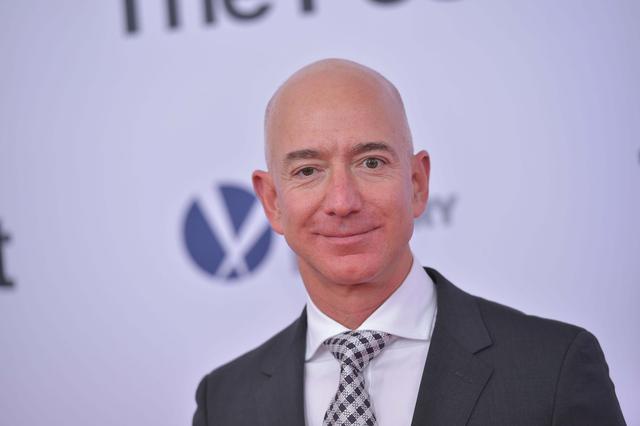 FOTO 2 | 9. Jeff Bezos inició Amazon 20 años atrás, que con los años se ha convertido en el distribuidor minorista online más grande del mundo.
Entre las novedades que implementará Bezos en el futuro destaca la entrega de productos el mismo día a través de drones. Este sistema sin duda revolucionará la compa en línea.
Bezos ha comentado que tiene el sueño de construir hoteles en el espacio y luego colonias para millones de personas. Para eso creó la firma Blue Origin.