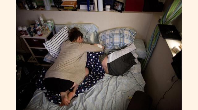 La novia de Bauman, una de las víctimas lo ayuda en su recuperación. (Foto: Pulitzer)