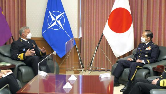 El jefe del Comité Militar de la OTAN, Rob Bauer, izquierda, se reúne con el jefe del Estado Mayor japonés Koji Yamazaki en el ministerio de Defensa en Tokio. (Foto: AP)