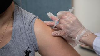 Una dosis de vacuna antiCOVID reduce casi 50% la transmisión en el hogar