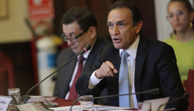 FOTO 7 | En julio del año pasado, Becerril publicó una foto en su Twitter contra Nadine Heredia. No obstante, olvidó que en la captura de pantalla aparecían fotos íntimas de una mujer en el carrete de su galería. (Foto: USI)