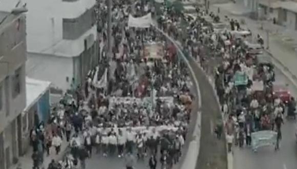 Cientos de ciudadanos de Pachacámac se movilizan hoy, martes 26 de setiembre, hacia el Congreso, para solicitar que su distrito sea declarado en estado de emergencia. (Foto: Captura Canal N)