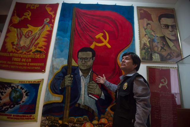 Entre los cerca de 500 bienes incautados, resalta un gran lienzo con Abimael Guzmán con rostro pétreo, atravesando los Andes sobre ríos de sangre y con el libro rojo de Mao sobre el pecho. Una imagen mesiánica de quien sus seguidores llamaban &quot;Presid