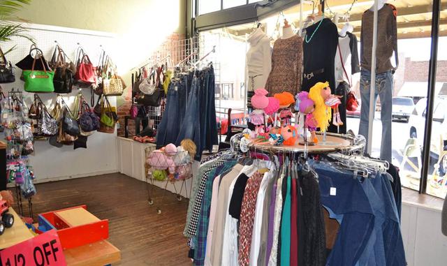 Foto 16 | Consignación (Retail): Compra prendas y otros productos, véndelos en un ambiente divertido y acogedor.