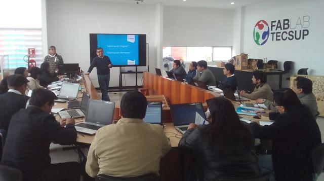 Los docentes de los colegios beneficiados son capacitados en metodología STEAM y en tecnología de fabricación digital, para que sean guías durante las sesiones de sus alumnos en los Tec Lab Móvil.