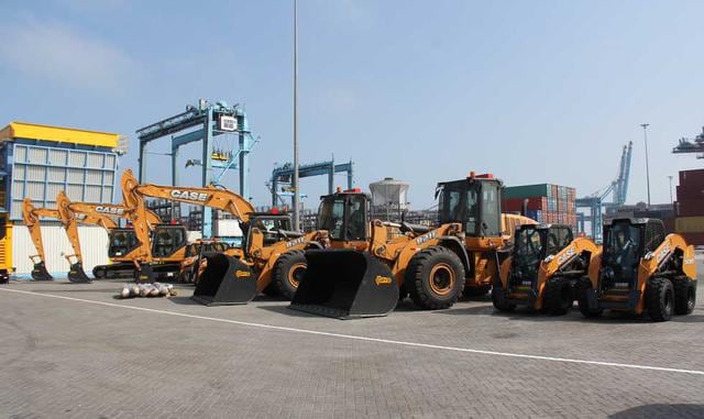 Cargadores Frontales. Esta maquinaria se utiliza para las operaciones de carga a granel sólido para arrumar la carga dentro de la bodega. Esto facilita que las cucharas puedan cargar la mayor cantidad del producto en el momento de la descarga. Inversión