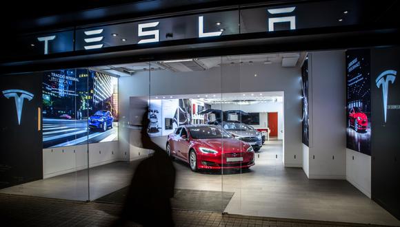 Automóviles eléctricos se exhiben dentro de una tienda de Tesla Inc. en Barcelona en el 2019.