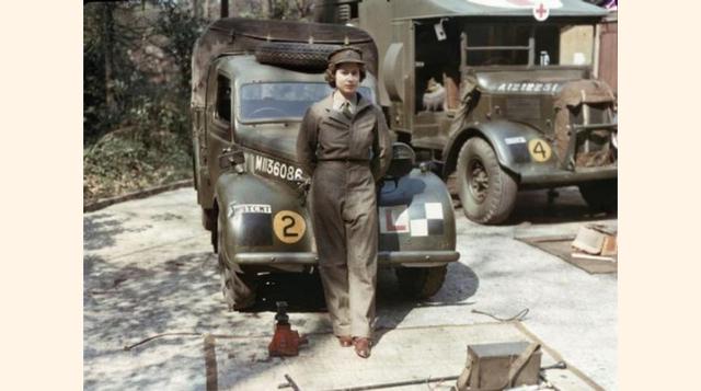 La princesa se convirtió en heredera cuando su tío abdicó siendo Eduardo VIII – para casarse con la divorciada estadounidense Wallis Simpson – y su padre le sucedió como el rey Jorge VI. Hacia el final de la Segunda Guerra Mundial, a los 18 años, se enrol