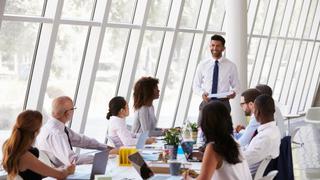 Cinco maneras de impresionar a su jefe en una reunión importante
