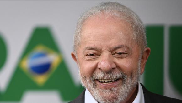 El presidente electo de Brasil, Luiz Inácio Lula da Silva, sonríe durante una conferencia de prensa en el edificio del gobierno de transición en Brasilia el 2 de diciembre de 2022. (Foto de EVARISTO SA / AFP)