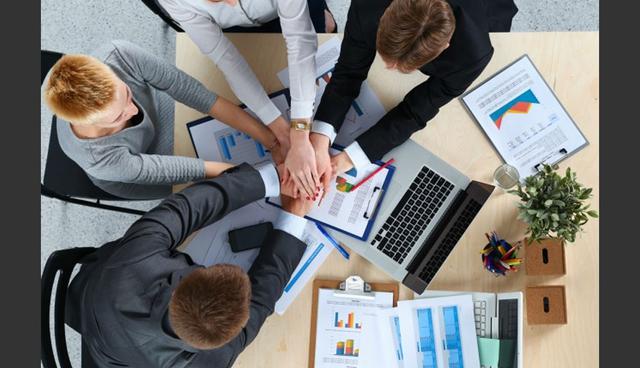 FOTO 3 | 3. Crea relaciones

Buscar y fomentar relaciones saludables es fundamental para crear una marca comercial y personal. Nunca podrás crecer tanto por tu cuenta como podrías hacerlo con el apoyo de otros.

Saber que las personas con las que trabajas son genuinas y confiables es importantísimo, no solo para ti, sino para tus clientes. A veces puede ser el factor decisivo para lograr una venta.

Asegúrate de no solo iniciar y buscar relaciones, sino de mantenerlas. Esta es una de las cosas más ventajosas que puedes hacer como emprendedor y empresario.