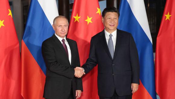 “Hay una preferencia de China por Rusia dados sus intereses estratégicos y por el hecho de que Xi y Putin decidieron en su reunión del pasado 5 de febrero apoyarse mutuamente", explica He Lingling. (Foto: EFE).