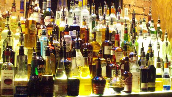 Estimaciones combinadas de un centenar de estudios muestran que, de media, por cada subida de 10% en el precio del alcohol, el consumo se reduce alrededor de 5%, apunta el informe.