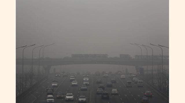 Los vehículos avanzan lentamente por las autopistas de Beijing por la falta de visibilidad que ha causado la contaminación en Beijing. (Foto: AP)