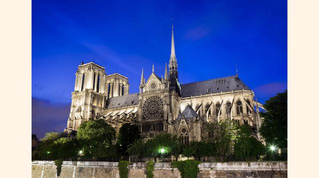 Notre Dame, Francia. Catedral gótica que empezó su edificación en 1163 y se terminó en 1345. Se sitúa en la Isla de la Cité, rodeada por el río Sena. (Foto: Upsocl)
