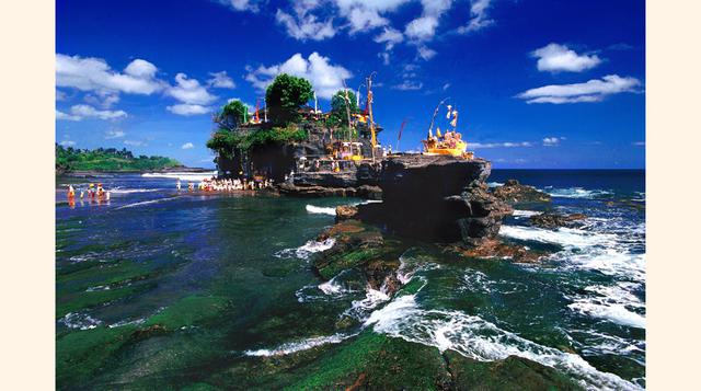 Bali. Esta isla de Indonesia es conocida por sus templos, sus amplias áreas verdes, sus montañas volcánicas y sus playas. Otro de los destinos favoritos para celebrar un compromiso de por vida. (Foto: Prasan)