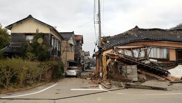 Esta vista general muestra edificios muy dañados a lo largo de una calle de la ciudad de Wajima, prefectura de Ishikawa, el 1 de enero de 2024, después de que un gran terremoto de magnitud 7,6 sacudiera Japón. (Foto: AFP).