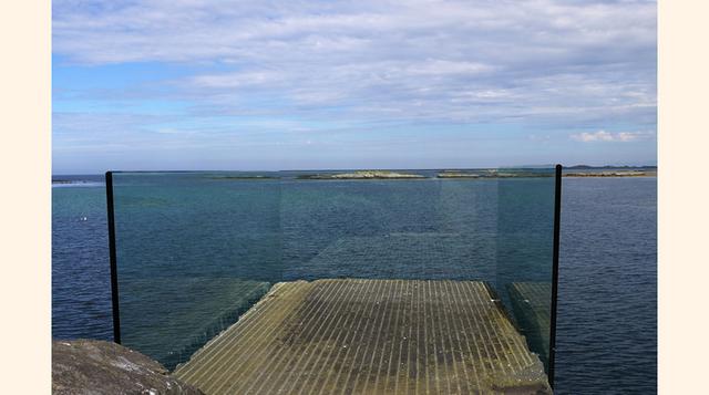 MIRADOR DE ASKVAAGEN (NORUEGA). Cerca del pequeño pueblo pesquero de Askvaagen (Noruega), este mirador aprovecha un dique preexistente con una simple intervención: un balcón de cristal.