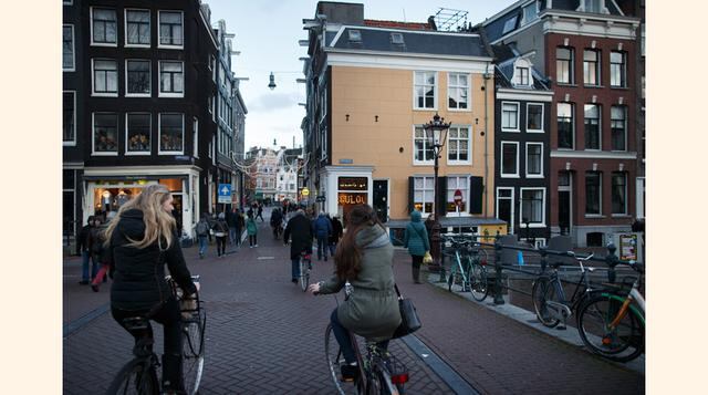 Amsterdam, Holanda. El 40% de los viajes urbanos se realizan en bicicleta. _Hay carriles y señales de tráfico diseñados especialmente para bicicletas y medidas de seguridad pensadas especialmente para el pedaleo: los biciestacionamientos cuentan con custo