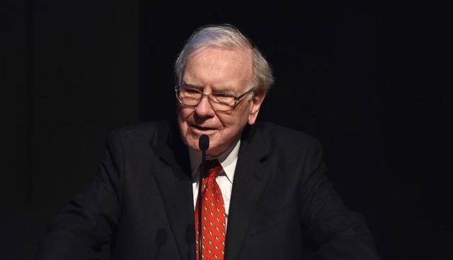 FOTO 3 | 3. Warren Buffett. Valor neto: $80.2 mil millones de dólares
Empresa: CEO de Berkshire Hathaway
Edad: 88 años
Muchos conocemos la ahora famosa historia de que Warren Buffet compró su primera acción a los 11 años, en Omaha. Para cuando tenía 16 había ahorrado $53,000 dólares en el banco de diferentes trabajos eventuales, como compra y venta de estampillas de colección o de pelotas de golf usadas. También tuvo un trabajo regular como repartidor de periódicos en el Washington Post. (Foto: Getty)