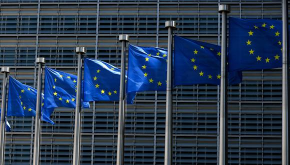 Las banderas de la Unión Europea ondean frente al edificio de la Comisión Europea en Bruselas el 16 de junio de 2022. (Foto de Kenzo TRIBOUILLARD / AFP)