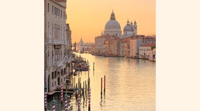 El Gran Canal (Venecia). No es trampa. Es Venecia y aquí la gran mayoría de las calles son canales. El obvio ganador, entre librerías húmedas y galerías y museos de arte sin fin, es el Gran Canal. Éste tiene forma de S, trazando una curva que divide a la 