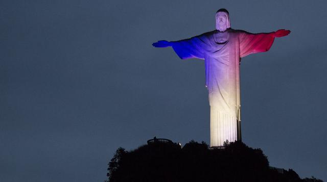 La estatua del Cristo Redentor de Río de Janeiro luce los colores de la bandera de Francia, rojo, azul y blanco; tras los atentados ocurridos en París el viernes 13 de noviembre. (Foto: AP)