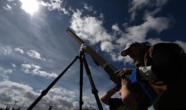 12. Las autoridades y los medios repitieron incansablemente las medidas de seguridad durante días: con ninguna excusa debía mirarse el eclipse sin los famosos lentes o, de lo contrario, la retina podía quemarse.