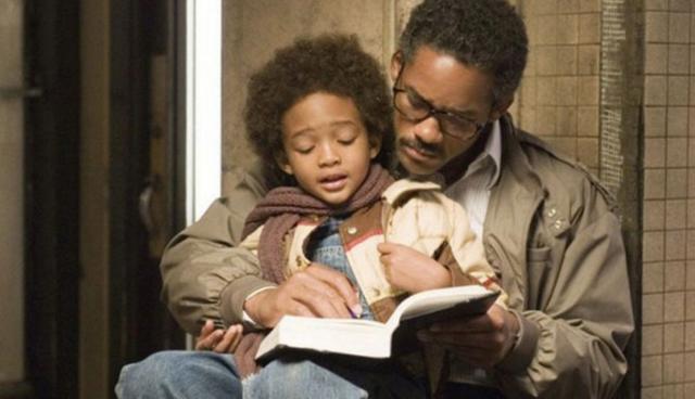FOTO 7 | En busca de la felicidad (The Pursuit of Happyness, 2006). Esta película inspiradora se basa en la historia real de Chris Gardner, un hombre que se enfrentó a la falta de vivienda como padre soltero mientras trabajaba en una pasantía pasiva sin sueldo como corredor de bolsa. Por pura fuerza de voluntad, Gardner persiste en circunstancias imposibles después de que su esposa lo abandona y Hacienda le quita su salario, dejándolo en la pobreza. Gardner se esfuerza por vender escáneres médicos y vive en refugios para personas sin hogar mientras realiza una pasantía de tiempo completo de 6 meses, con la esperanza de que valga la pena para conseguir una posición permanente.

The Pursuit of Happyness muestra cómo una ética de trabajo inviolable combinada con una creencia inquebrantable en ti mismo y una voluntad de hacer lo que sea necesario para llegar más allá de tus circunstancias, puede darte frutos cuando logres tus sueños.