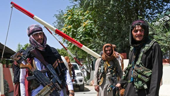 Los combatientes talibanes montan guardia en una carretera cerca de la plaza Zanbaq en Kabul, Afganistán, el 16 de agosto de 2021. (Wakil Kohsar / AFP).