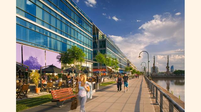 Puerto Madero es un barrio moderno donde en sus tres kilómetros de muelles confluyen los restaurantes y hoteles más glamorosos de Buenos Aires.