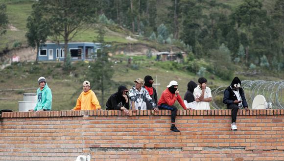Reclusos permanecen en el techo de la prisión de Turi, donde guardias penitenciarios permanecen como rehenes, en Cuenca, Ecuador, el 8 de enero de 2024.(Foto: AFP)