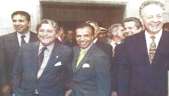 El presidente de Argentina, Carlos Menem, se reúne con sus homólogos de Uruguay, Luis Lacalle, y de Paraguay, Juan Carlos Wasmosy, para inaugurar la represa hidroeléctrica de Yacyretá. (foto AFP).