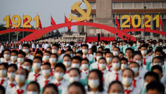 Un emblema del Partido Comunista de China se coloca durante las celebraciones en Beijing el 1 de julio de 2021, para conmemorar el centenario de la fundación del Partido Comunista de China. (Foto de WANG Zhao / AFP)