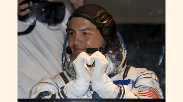 Kjell Lindgren de los Estados Unidos hace un gesto de un corazón a su familia desde un autobús antes de partir a la plataforma de lanzamiento en el cosmódromo de Baikonur, Kazajstán. (Reuters)