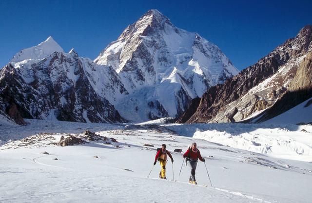 FOTO 1 | 1 Trekking al K2. 
Pakistán
El 30 de julio de 2018, y durante 23 días, el equipo de Trekking y Aventura llevará a un grupo al “mejor y más espectacular trekking del planeta”, en opinión de José Antonio Masiá, director de la agencia: la aproximación al K2 atravesando el Gondogoro La en la región de Baltoro, en Pakistán. Paisajes abruptos y salvajes entre glaciares y algunas de las más altas montañas del mundo. Con unas vistas espectaculares desde Concordia, el mítico cruce de los glaciares Baltoro y Godwin-Austen. Este trekking, donde se duerme en tienda de campaña, alcanza los 5.800 metros de altura, pero el trayecto es cómodo y escalonado. “Tras algunos años afectados por conflictos políticos, Pakistán recobra la calma para poder operarlo con seguridad”, subraya Masiá. Desde 2.950 euros, con guía acompañante desde España.