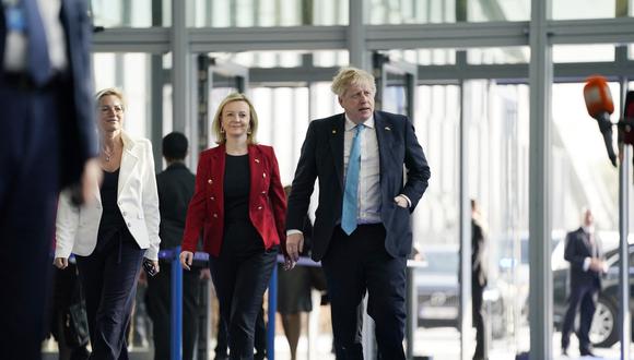 El renunciante primer ministro británico, Boris Johnson (derecha), y la secretaria de Relaciones Exteriores británica, Liz Truss, llegan antes de una cumbre extraordinaria en la sede de la OTAN en Bruselas el 24 de marzo de 2022. (Foto de Evan Vucci / POOL / AFP)