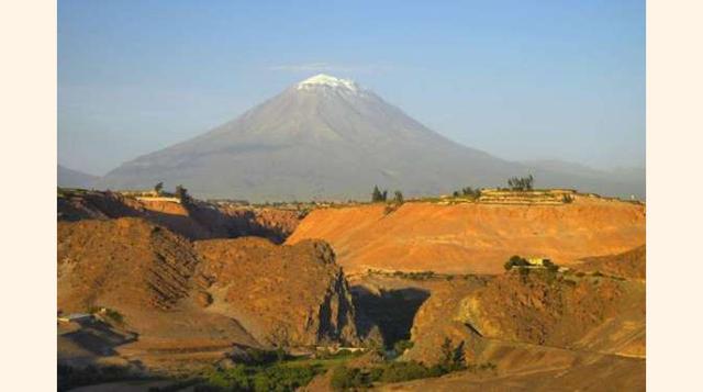 ASCENSO Y TREKKING AL VOLCÁN MISTI. El Volcán Misti constituye el símbolo de la ciudad de Arequipa y su rica historia. Con sus 5825 metros sobre el nivel del mar, se trata de un tesoro de la naturaleza que ofrece una belleza paisajística única. Merece la 