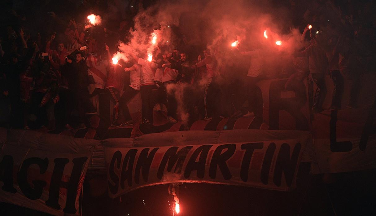 El ingreso de bengalas en el Monumental le costó caro a River Plate. (Foto: AFP)