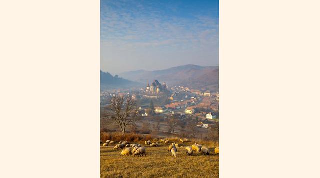 Biertan, Rumanía,lo que hace especial a Biertan, uno de los denominados pueblos sajones de Rumaní, son dos cosas: la primera es su iglesia fortificada, que domina todo el pueblo y es Patrimonio de la Humanidad por la Unesco. La segunda que se ubica en la 