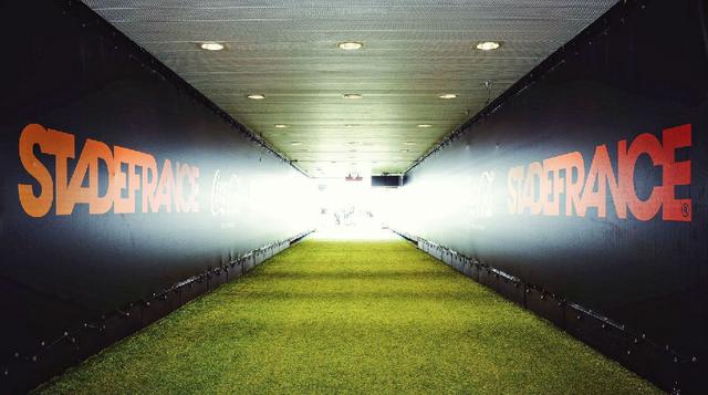 En un partido, el árbitro debe reunir en un pasillo a los jugadores de los dos equipos 10 minutos antes de entrar al césped del estadio. Es un momento de gran tensión donde los rivales tiene su primer enfrentamiento cara a cara (Foto: Facebook/Página ofic