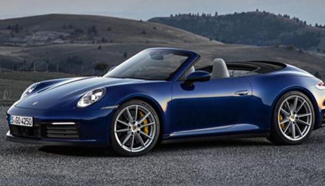 FOTO 8 | Porsche 911 Carrera S Cabriolet. Cristiano Ronaldo guarda en su garage varios Porsche. Éste, de diseño deportivo, y un Porsche Cayenne mucho más funcional.

Su Porsche 911 Carrera S de 2009 está propulsado por un motor de gasolina de inyección de 3.8 litros y alcanza una velocidad máxima de 307 km/h con sus 385 caballos de potencia. Es capaz de acelerar de 0 a 100 en 2,7 segundos.