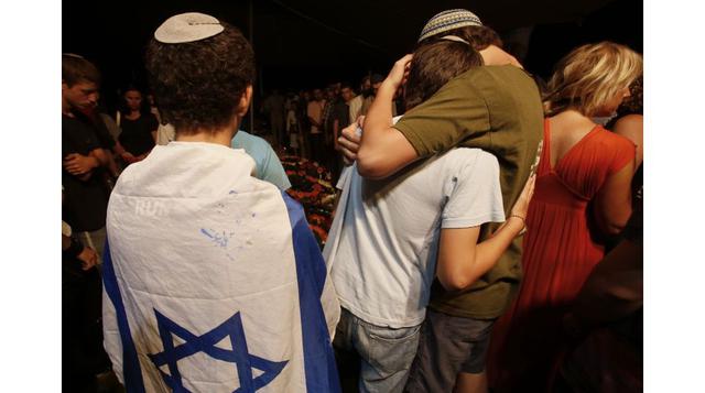 Amigos y familiares del sargento israelí Barkey Ishai Shor, de 21 años, lloran durante su funeral en el cementerio militar de Jerusalén (Foto: AFP)