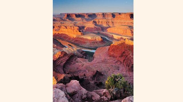 7. Parque nacional Tierra de Cañones, Utah:  Un desfile de rocas que lucen realmente dramáticas y salidas de una película de cowboys. Es un campo de juego tridimensional de roca lisa, ríos gemelos, cañones estrechos, jardines de flores silvestres, prados 