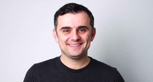 FOTO 12 | 12. Gary Vaynerchuk le da casi toda su atención a Twitter
“Empiezo mi día consumiendo mucha información”, escribe el gurú de redes sociales.
Lee TechMeme, el boletín de MediaREDEF, Business Insider, ESPN y Nuzzel, un agregador de titulares y links que su red de contactos va compartiendo.
Luego se pasa a Twitter donde se pasa “una gran cantidad de tiempo de mi mañana respondiendo a la gente e incentivando la conversación”.
Al final revisa Instagram para ver lo que están haciendo sus amigos. (Foto: Gary Vaynerchuk)