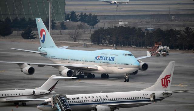 Un avión con ciudadanos surcoreanos aterriza en el aeropuerto de Gimpo en Seúl tras volar desde la ciudad china de Wuhan. (AFP).