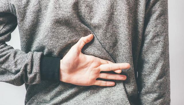 FOTO 3 | 3. Hacer declaraciones generales: "Yo nunca" o "Yo siempre"
El uso de lenguaje no específico, frases generalizadas y declaraciones radicales son tácticas comunes para los mentirosos, que intentan evitar dar datos concretos e información. En lugar de centrarse en los detalles de una situación o dar datos específicos, los mentirosos bailan alrededor de la verdad mediante el uso de declaraciones demasiado generalizadas que son lo suficientemente blandas para ser refutadas.

Estas tácticas son fáciles de detectar en entrevistas de trabajo o cuando alguien está tratando de evitar contar una historia completa. Una persona poco confiable intentará exagerar sus habilidades sin dar detalles. Frases como "Yo nunca", "Yo siempre" o "Lo he hecho un millón de veces" sonarán infladas y deshonestas si no están respaldadas por hechos reales. (Foto: Difusión)