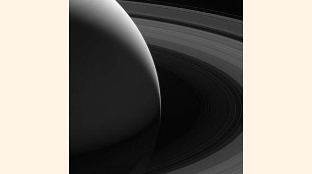 FOTO 4 | La imagen presentada por la agencia espacial estadounidense muestra la brecha entre las nubes de Saturno y su anillo D más interno, por el cual pasó Cassini 22 veces antes de finalizar su misión, el 15 de septiembre de 2017.